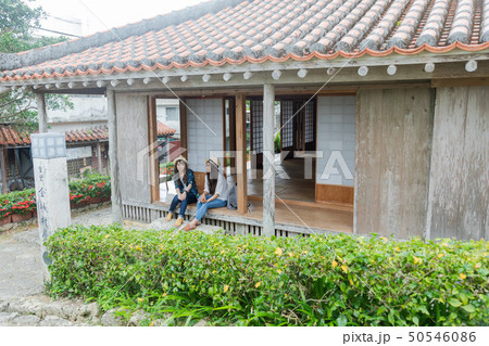 沖縄旅行　古民家で休む二人の女性 50546086