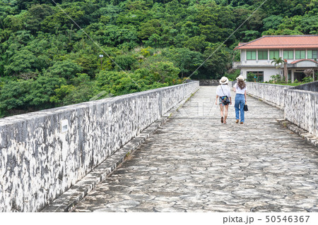 沖縄旅行をする二人の女性 50546367