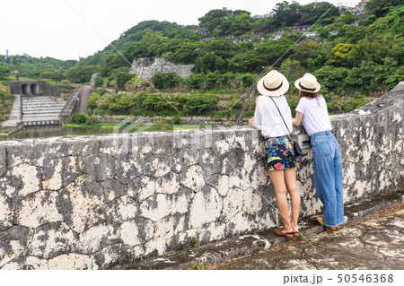 沖縄旅行をする二人の女性 50546368