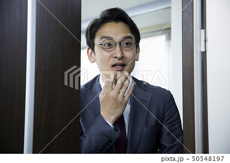 驚くビジネスマン 驚くビジネスマン 50548197
