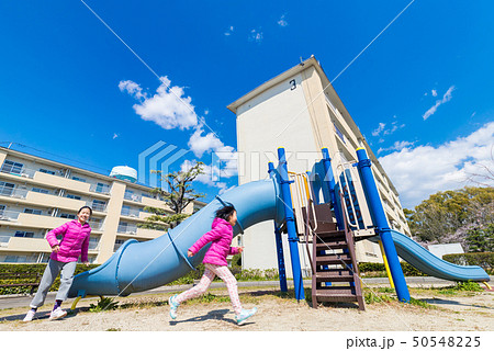 団地の公園で遊んでいる子供姉妹 50548225