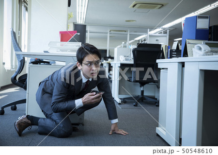 隠れるビジネスマン 隠れるビジネスマン 50548610