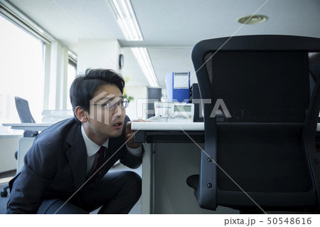 隠れるビジネスマン 50548616