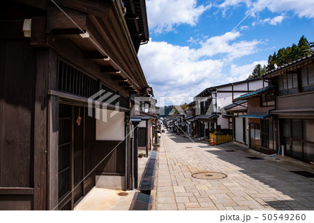 富山 八尾 日本の道百選 諏訪町本通り線 下り坂 2019.04　a 50549260