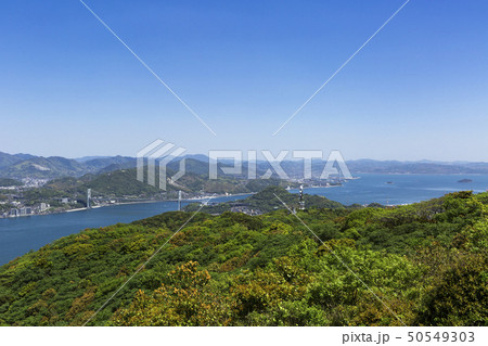 風頭から見た、五月晴れの関門海峡と関門橋と下関市街地 50549303