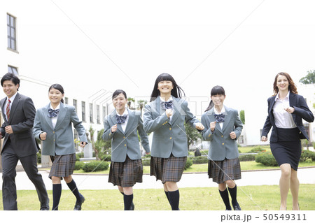 校庭を走る女子校生と先生 50549311
