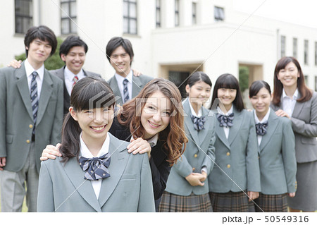 笑顔の女子校生と外国人教師 50549316