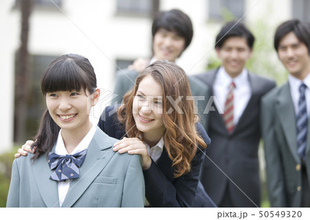 笑顔の女子校生と外国人教師 50549320