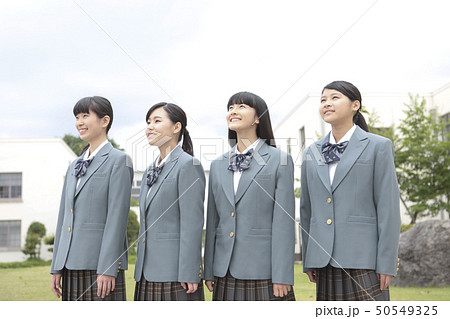 空を見上げる女子校生 空を見上げる女子校生 50549325