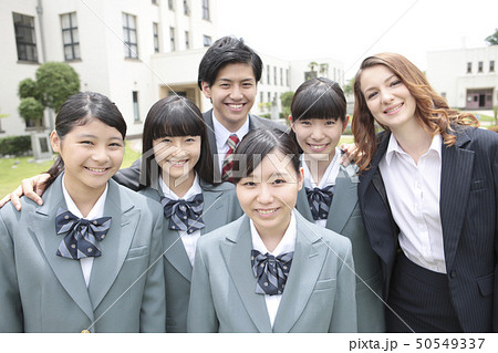 笑顔の女子校生と先生 笑顔の女子校生と先生 50549337