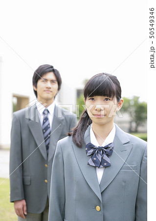 空を見上げる高校生 空を見上げる高校生 50549346