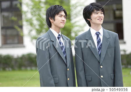 遠くを見ている男子高校生 遠くを見ている男子高校生 50549356