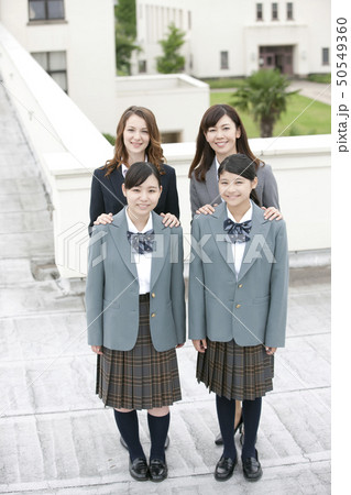 笑顔の女子校生と先生 50549360