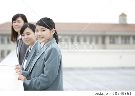 笑顔の女子校生と先生 笑顔の女子校生と先生 50549361