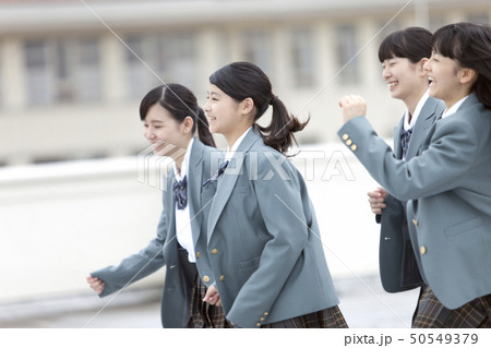 走っている女子校生 走っている女子校生 50549379