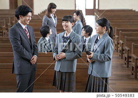 先生と話をする女子校生 先生と話をする女子校生 50549383