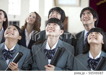 見上げている高校生と先生 50549387