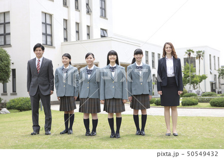 笑顔の女子校生と先生 50549432