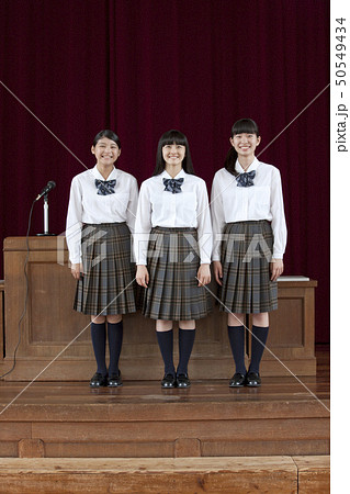 壇上に立つ女子校生 50549434