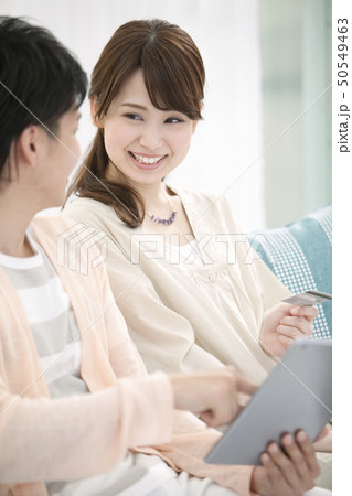 タブレットPCを見るカップル タブレットPCを見るカップル 50549463