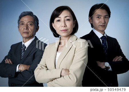 腕組みをするビジネスマン3人 50549479