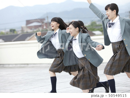 走っている女子校生 走っている女子校生 50549515