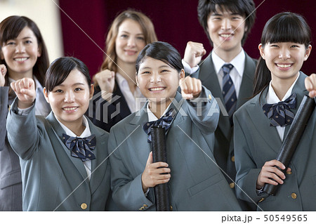 ガッツポーズをする高校生と先生 50549565