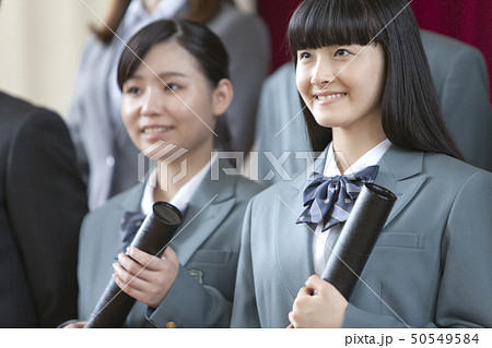 卒業証書を持つ女子校生 50549584