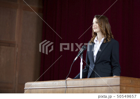 壇上で話をする外国人教師 50549657