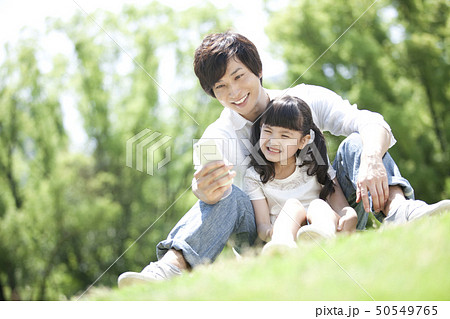 スマートフォンを見ている親子 50549765