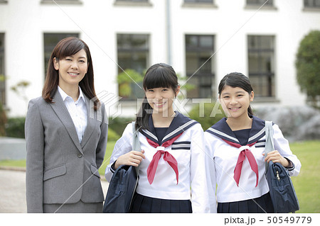 笑顔の先生と女子校生 50549779
