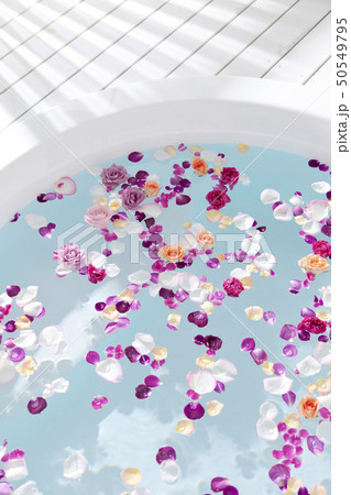 花びらを浮かべたバスタブ 花びらを浮かべたバスタブ 50549795