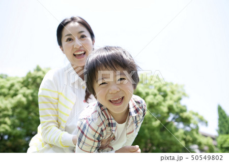 公園で遊ぶ親子 50549802