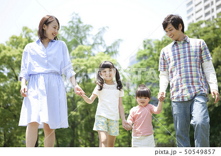 手をつないで歩く家族4人 50549857