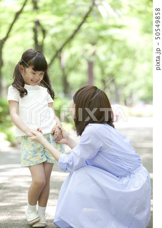 話をしている親子 話をしている親子 50549858