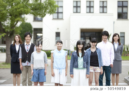 笑顔の学生と先生 50549859
