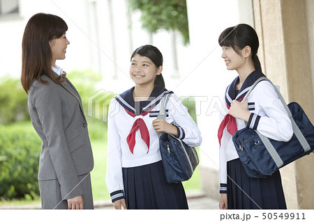 話をしている先生と女子校生 50549911