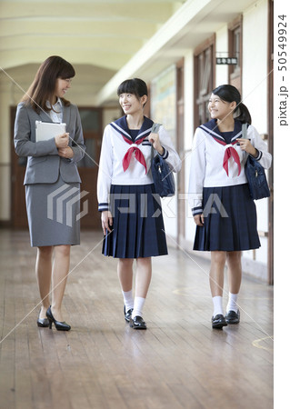 廊下で話をする先生と女子校生 50549924