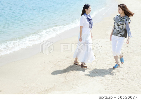 海辺を歩く女性2人 50550077