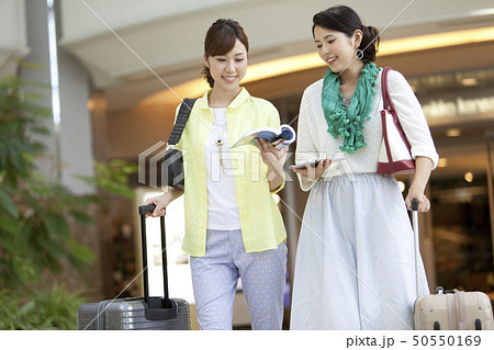 旅行に出かける女性2人 50550169