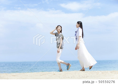 海辺を歩く女性2人 50550276