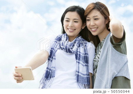 自分撮りをする女性2人 自分撮りをする女性2人 50550344