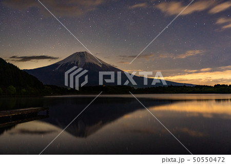 (静岡県)田貫湖から望む、富士山と星空 (静岡県)田貫湖から望む、富士山と星空 50550472