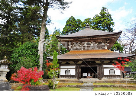 能登總持寺祖院境内の経蔵と紅葉 50550688