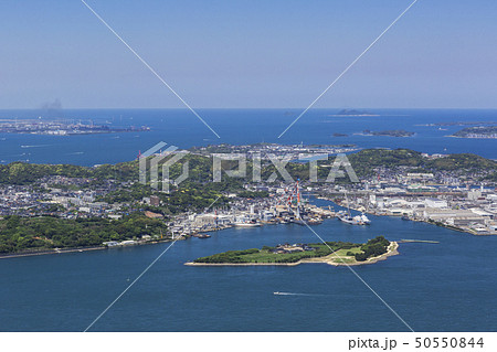 風頭から見た、五月晴れの関門海峡と巌流島と彦島と日本海 50550844