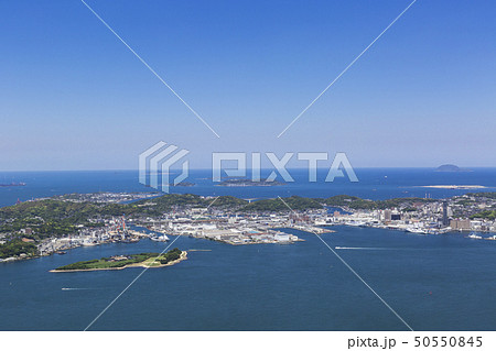 風頭から見た、五月晴れの関門海峡と巌流島と彦島と日本海 50550845