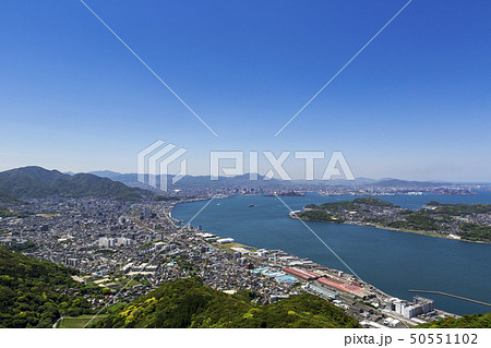 風頭から見た、五月晴れの関門海峡と北九州市街地と彦島 50551102
