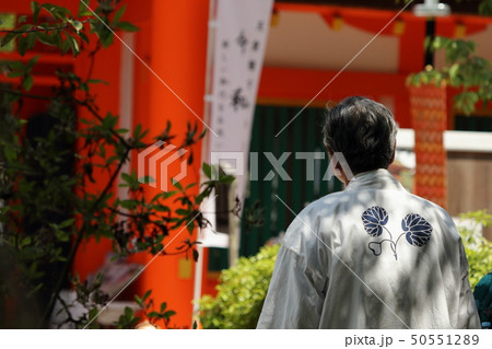 京都、上賀茂神社の楼門前の令和ののぼり旗を見る法被を着た男性の後ろ姿 50551289