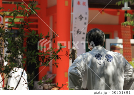 京都、上賀茂神社の楼門前の令和ののぼり旗を見る法被を着た男性の後ろ姿 50551391