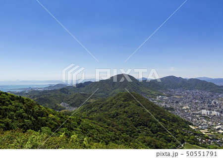 風頭から見た、北九州市門司市街地と矢筈山、戸の上山、足立山と続く山々と、遠く由布岳を望む 風頭から見た、北九州市門司市街地と矢筈山、戸の上山、足立山と続く山々と、遠く由布岳を望む 50551791